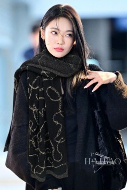 爆款出啦 手慢 抢 顶级原单旷世绝美物，赛琳【CL金线链条双面披肩】顶级高端货 【绝对值得珍藏 】 绝美百搭款 专柜限量哦 有钱都很难订到 顶级纯山羊绒，金线提花品质上乘送人自用绝对高大上 独家实物拍摄！所见所得，颜色超正 顶级好货不等人，特殊渠道货卖一个少一个 绝对的顶级好货，任何一个细节都是专柜的节奏 62顶级进口客供山羊绒 重磅推荐