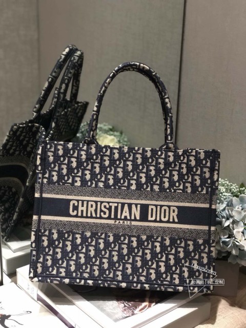DIOR book tote经典老花托特包 这款有多受追捧已然无需赘述任何人都能驾驭~ 出片根本不挑人 非常适合旅行 出差 随便往那一扔就是一张大片Obique是越看越顺眼那一卦 上手连造型都不用亲自凹面料挺阔耐脏耐磨 ~ 完美一百分都是形容它没有任何缺点每个拿到手的仙女都会知道这是买得最明智的一只 什么都能装进去 衣服 化妆品 帽子 甚至猫猫狗狗 必败就对了 book toteminisize : 36cm0#