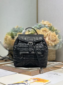 DIOR Dior 最新款小号双肩包,可可爱爱的造型 黑色小羊皮搭配抽绳设计,既复古又时 尚,容量也相当不错, 可收纳各种小件日常用品,自用超轻便顶部手柄和可调节肩带 无论大人小孩背都好好看 尺寸:19.5 x 18.5 x 8.5 厘米(长 x 高 x 宽)可收纳 1 个钱包、1 部手机、2 个卡夹、太阳眼镜和唇膏