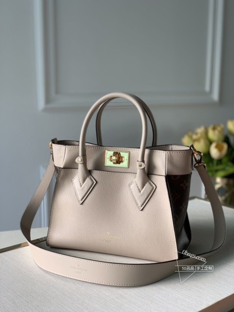 LV M57729 ON MY SIDE 小号手袋 灰色老花 柔软小牛顶级复刻