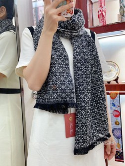 低调高奢 无论在哪种场合，都能变得高雅有品，超有品味的单品 极品精英高手级别的时髦感围巾 这款Loro Piana的款，实物真的越看越爱，越看越时髦，越看越喜欢 LP的东西真的都是很考究，图案非常简约，在工艺上必定胜人一筹！这款看似简单工序很复杂！一般工厂做不出这样的款，属于羊绒中的佼佼者，成功人士追求的品质 这种工艺和配色一看就知道不是一般的大工厂的，非常非常喜欢这种高手级别的时髦感，有态度的时髦人一定会喜欢。年轻，时髦，自信，有态度。很美！这样的设计更舒展，更高级，更大气，更加经得起推荐 采