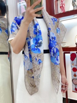 【顶级雪纺真丝】大牌女人味 专柜也是刚刚上架的，GUCCI最最新款~非常有看头，时髦和女人味融合的刚刚好 这样的搭配真的是好时髦，优雅女人味 非常适合日搭的配色 手感，光泽感，卷边都做的非常好，定制级面料.赋予了围巾更非常容易造型.非常重磅奢华的设计，上身却别样衬得人高贵气质！简单的打底配此款围巾，简单的搭配却给人非常舒适有品味的大牌感…推荐 cm顶级真丝方巾