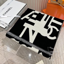  CHANEL专柜最新款 火爆来袭 顶级双层色织工艺 此工艺只有纯正代工厂才有的工艺 专柜原版紫外线加热感应双防伪吊牌%顶级丝羊绒 围巾 高尖端产物 时尚大牌颜色超正 超级柔软保暖亲肤，简单的素色非常大气 .. 真的是臻品罕见. 大尺寸长巾 绝对是手慢无的高端精品 戴着它可以放心的去各大专柜遛弯哦 40cm