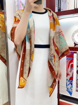 【专柜官网同步.】VIP推荐，LV完美品相 柔软.手感都做的非常好(设计亮点很多很重磅) 重磅官网最新款.定制级面料.赋予了围巾更非常容易造型.此款围巾非常重磅奢华的设计，上身却别样衬得人高贵气质 简单的打底配此款围巾，简单的搭配却给人非常舒适有品味的大牌感……VIP推荐 真心值得入手 cm顶级提花丝毛方巾