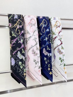 【双面同色】高级感爆棚 CD DIOR【丛林字母 90】高级时髦风 配色非常考究,图案匠心,上身简直美得太惊艳了 融入日常的单品,可以搭配很年轻的穿搭方式。它足以让任何一件平庸的服装变得惊艳无比,有着丰富搭配功能 柔软.手感,光泽感,卷边都做的非常好,定制级面料.赋予了围巾更非常容易造型.简单的搭配却给人非常舒适有品味的大牌感…推荐 9090cm顶级斜纹真丝方巾