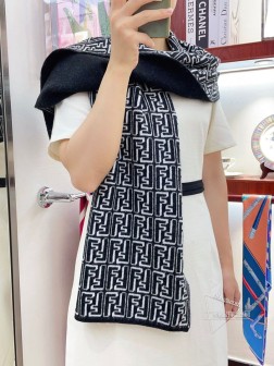  FENDI · 芬迪 F家的男款围巾就且买且珍惜吧 - 男款真的很少，一年也就出几款，都是出口订单所以比较难遇。男人的东西讲究少而精，好看的男款一定要收！这款fendi字母男士围巾，款式很有男性魅力，是男款里非常Classical的设计，经典大方 非常漂亮。上身效果无敌好看 大气简约，超级好看的男神配色，任何男生都会喜欢的款吧，经典的双F标志是非常精致的点缀，有质感不张扬~尾单余一丢丢福利大家~ 规格30cm搭配正装或者搭配休闲装都很合适~对折挂围或者绕圈围都完全可以，绅士有型~有温度的风度