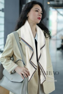  LP极品原单【LP银线条边】 高尖端产物 重磅呈现 ，绝无仅有 史无前例 %纯山羊绒 手感好到爆 绝对又是一款手慢无 工艺上采用的是进口支纯格纹羊绒亮片点缀，非常显档次，低调中带着小奢华。尺寸cm %进口纯羊绒织就