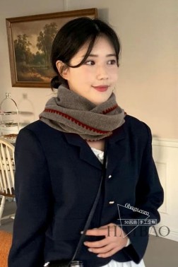 爆款上 皮雅娜最新款【LP花边羊绒大飘带】独家牛货 奢华尽在尺寸之间，高端品质 具有超高羊绒品质才会被此品牌青睐 这种精品是市场上及其少见的，围巾千鸟格针织三角披肩，真是超级的高端货 只有这种大品牌才会拥有 喜欢大尺寸的最爱.每色都是大爱每色都留.卖一条少一条的好货 且不用担心面料因为出口的原料固色度都是一级定期抽查...一等一好货 材质 %进口纯羊绒