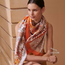 羊绒新款 买了都说好看 推荐 爱马仕双面同色羊绒方巾【动物之城双面同色】，顶级工艺超值 爱马仕专柜爆款 立体呈现图案纹路实物档次极高 特殊工艺高端研发惊艳问世 特殊尖端工艺处理 受到白富美的喜欢 无论是品质 款式 价格都令大牌控的她们尖叫 超高性价比 绝对值得入手 尺寸：cmcm，70%羊绒+30%真丝