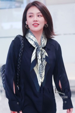 羊绒新款 买了都说好看 推荐 【梦幻巴黎镶边90】羊绒方巾，顶级工艺超值 爱马仕专柜爆款 立体呈现图案纹路实物档次极高 特殊工艺高端研发惊艳问世 特殊尖端工艺处理 受到白富美的喜欢 无论是品质 款式 价格都令大牌控的她们尖叫 超高性价比 绝对值得入手 尺寸：90cm90cm，70%羊绒+30%真丝