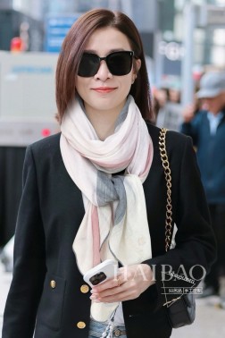  LP极品原单【LP条纹拼色卷边长巾】 高尖端产物 重磅呈现 ，绝无仅有 史无前例 %纯山羊绒 暗纹提花 手感好到爆 绝对又是一款手慢无 工艺上采用的是进口支纯羊绒暗纹格子结合彩边点缀，非常显档次，低调中带着小奢华。尺寸90cm %进口纯羊绒织就