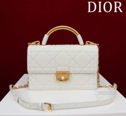 DIOR Dior Ange 手袋是二零二四秋季成衣系列新品以优雅时尚的美学风格开启 Dior 的全新系列尺寸:25 x 16 x 8 cm 长 x 高 x 宽肩带长度:53 厘米采用奶白色牛皮革精心制作饰以超大藤格纹缉面线硬挺的复古金色饰面金属顶部手柄镌刻以 Christian Dior Paris 标志翻盖饰以树脂珠饰点缀的 CD 扣环。缝有三角形衬料的廓形搭配两个宽敞的隔层和一个插袋可收纳各种日常用品。迷你款式,设计高雅,可调节可拆卸的链条肩带由点缀以树脂珠饰的金色饰面金属 CD 链环组成