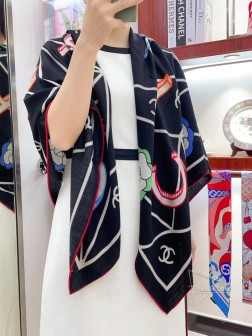 CHANEL【字母花朵 】羊绒方巾 抢 VIP推荐 下手一定要快【高端 大爱 纯羊绒 婴儿触感舒服到飞 女人尤物 货极少 四季都可以用 真心美的让人非常非常心动 上身效果简直美翻了 品质非常完美 整个围巾给人大牌气场的同时又非常精致秀丽 绝对值得入手的新款 实物一拿到就会庆幸自己是女人的绝美好货 值得品鉴 完美气质品味Ditails首选 VIP们 上 尺寸：cm。丝绒款