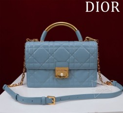 迪奥 Dior Ange 手袋是二零二四秋季成衣系列新品以优雅时尚的美学风格开启 Dior 的全新系列尺寸:25 x 16 x 8 cm 长 x 高 x 宽肩带长度:53 厘米采用奶白色牛皮革精心制作饰以超大藤格纹缉面线硬挺的复古金色饰面金属顶部手柄镌刻以 Christian Dior Paris 标志翻盖饰以树脂珠饰点缀的 CD 扣环。缝有三角形衬料的廓形搭配两个宽敞的隔层和一个插袋可收纳各种日常用品。迷你款式设计高雅,可调节可拆卸的链条肩带由点缀以树脂珠饰的金色饰面金属 CD 链环组成可手提