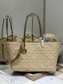 迪奥 Dior Toujours 大号手袋〔拉菲草压藤格〕这款Dior Toujours 手袋于二零二三春夏系列发布秀精彩亮相休闲实用的设计别具一格.彰显现代魅力宽敞的内部隔层可整齐收纳各种日常用品,硬挺的顶部手柄搭配复古饰面金属装饰提升格调,可轻松手提. 搭配 调节皮肩带 型号:购物袋尺寸:41 X25.5 X15 cm