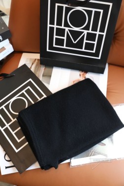 Toteme纯色质感舒适三角形围巾披肩绝了，灵魂的搭配~北欧小众TOT秋冬山羊绒三角设计披肩超大围巾秋冬灵魂穿搭的点睛之笔～密织羊绒面料，三角形、平整收边整件是自带弧度的，非直角更好的贴合肩部线尺码：宽度64cm，长度CM面料：10%山羊绒、90%精细小羊毛，不扎