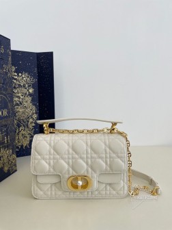 迪奥 Dior.Jolie系列大号珍珠链条包,又一个大爆款,全新翻盖包型,经典的藤格纹,大Logo字母珍珠锁扣,看一眼轮廓就已经心动,肩带的每一个金属链环中都有一颗小珍珠点缀,无死角的精致和贵气,采用进口牛皮精心制作,双层翻盖多格层设计,优雅与实用兼具,肩带和手柄都可以拆卸,可以随心切换多种造型。Size:22×8×14cm