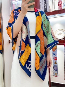 CHANEL【LOGO拼花】羊绒方巾 【高端 大爱 纯羊绒 婴儿触感舒服到飞 女人尤物 货极少 四季都可以用 真心美的让人非常非常心动 上身效果简直美翻了 品质非常完美 整个围巾给人大牌气场的同时又非常精致秀丽 绝对值得入手的新款 实物一拿到就会庆幸自己是女人的绝美好货 值得品鉴 完美气质品味Ditails首选 尺寸：cm，70%羊绒+30%真丝