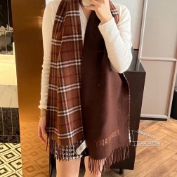 巴宝莉新款双面格纹 【 惊艳！披着围着都美的~让人过目不忘！！】巴宝莉这款出来的效果真的，一秒美晕！！太有设计感了，太美了太美了！隔着屏幕，姐妹肯定都感受到了，这款气质的要命！！能精准击中每一个爱美爱时髦的姐妹心尖尖上！！这件姐妹无论如何都要收，一定一定一定不要错过！我坚信，在你上身的那一刻，会有一种脱胎换骨般的感觉，期待你们被自己的美丽惊艳到！！30xcm，%顶级纯羊绒