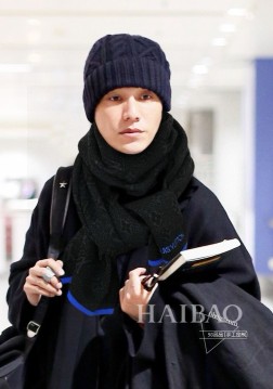 新款上 P中性款真心赞 My Monogram Eclipse 【撞色边缘长巾】围巾取材华美柔暖的丝羊毛，以特殊提花针织工艺令经典 Monogram Eclipse 图案彰显硬朗之气，更有撞色边缘和下端的路易威登标识添缀醒目格调。强烈推荐手慢无 60%真丝+40%羊毛 价格真心好，这个size不大不小特别好搭配，品质超级好 拿到手就会懂的高端品质，高端细节所见即所得 重磅巨献 VIP客户必入推荐