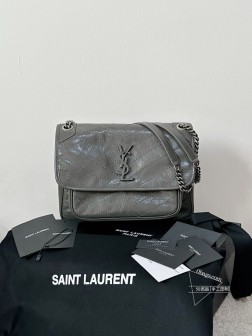 YSL niki 油蜡皮深灰色(storm)中号 作为他们家的must have之一我们找到了专门做了10余年YSL的老师傅来做按他的话说，闭着眼睛都能做出来原厂皮，全钢五金，半金半银的烫金logo细节可以媲美市场上 1k的品质！这个包真的做得非常非常好！我们也和zp一样同步更新了两个D扣小耳朵听我一句，niki种草了就一定要买几乎每个买了niki的姐妹都会后悔买晚了！早买早享受咯～×20×8.5cm61m