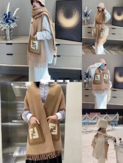 【 时髦秋冬季！！FENDI元素爱好者必入！】 超级奢华有品味，FENDI最新口袋款纯羊绒围巾！！好看死了！！！羊绒精细围巾。大号纯色羊绒贴饰。撞色内里为造型增加精致感！！最大化提升的衣品！会搭配的姐妹一定懂，这样的设计在秋冬季穿搭上很能提升造型气场！无论身材，气质，这种设计，是快速也是最大化提升衣品的利器！尺寸规格45cmcm口袋设计羊绒围巾！！一个色。
