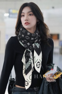 高端定制P真心赞 驴家【L棋盘格饰边】羊绒方巾，新款方巾澳雅色彩，续写Mixand Srop主题铁事。Monogom图案成为背景，锁主题经典元素不同图案拼接，巧妙教敬品牌精基皮革工艺，丝羊绒印花搭配手工卷边。强烈推荐手慢无 这个size不大不小特别好搭配，品质超级好 拿到手就会懂的高端品质，高端细节所见即所得 重磅巨献 VIP客户必入推荐 尺寸：cm %顶级羊绒