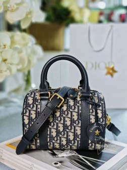 DIOR 新款保龄球小号提花枕头包这款 Dior Groove 20 手袋是二零二四冬季成衣系列新品由玛丽亚·嘉茜娅·蔻丽 (Maria Grazia Chiuri) 设计优雅时尚。采用蓝色 Oblique 印花面料精心制作皮钥匙包饰以 Christian Dior Paris 标志,并点缀以金色饰面星星,别具一格随挂钥匙可打开拉链挂锁宽敞的隔层设有一个插袋和一个拉链口袋,可收纳各种日常用品搭配皮革顶部手柄和可调节、可拆卸的肩带,可手提、肩背或斜挎是打造日常造型的理想手袋。拉链开合,搭配镌刻以