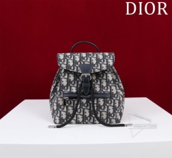 DIOR Dior 最新款双肩包可可爱爱的造型 经典面料,搭配抽绳设计既复古又时 尚容量也相当不错,可收纳各种小件日常用品自用超轻便顶部手柄和可调节肩带 无论大人小孩背都好好看 型号:D77039~77040尺寸:大号23 x 26.7 x 12.5 厘米 小号19.5×18.5×8.5厘米可收纳 1 个钱包、1 部手机、2 个卡夹、太阳眼镜和唇膏