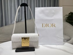 DIOR Miss Dior 翻盖手袋白色绗缝牛皮革 Miss Dior Allover 图案这款 Miss Dior 翻盖手袋于迪奥二零二四秋冬成衣系列发布秀上全新亮相重新诠释 Dior 经典款式的现代优雅气质。采用白色绗缝牛皮革精心制作饰以本系列经典的 Miss Dior Allover 图案灵感源自马克·博昂 (Marc Bohan) 的 Dior 设计档案以现代风格全新演绎 1960 年代时尚风格。搭配对比鲜明的复古金色饰面时尚金属饰牌饰以 Miss Dior 标志彰显历久弥新的美学风格