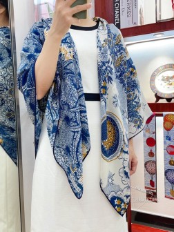 Dior最最新的专柜主打款【森林夜晚】 度假及日常都非常好搭配的款 订单私流 】一看到就想去度假 平时穿搭也非常好搭配，整个人看起来都会神采奕奕 好多不用多说，细节品质都看得清楚，绝对获赞的高规格品质 大方巾，70%羊绒+30%真丝