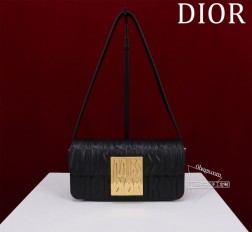 DIOR Miss Dior Allover尺寸:22 x 11 x 6 厘米(长 x 高 x 宽)可收纳 1 部手机、1 个钱包和唇膏 这款 Miss Dior 翻盖手袋于迪奥二零二四秋冬成衣系列发布秀上全新亮相重新诠释 Dior 经典款式的现代优雅气质。采用粉色绗缝牛皮革精心制作饰以本系列经典的 Miss Dior Allover 图案灵感源自马克·博昂 (Marc Bohan) 的 Dior 设计档案以现代风格全新演绎  年代时尚风格。搭配对比鲜明的复古金色饰面时尚金属饰牌饰以 Miss
