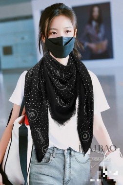 专柜渠道货CHANEL【CHANEL字母镶钻】顶级烫钻工艺，绝对的硬货，CHANEL一直都是流行的风向标，每出一款围巾都是被各路明星追捧，几年都不会过时的好东西 这款烫钻釆用柔软羊绒制作，时尚优雅，这种设计适合多种搭配方式，规格cm%丝羊绒方巾