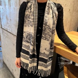  DIOR一面动物一面千鸟格元素长巾 爆款，专柜最新款式 双面羊绒 超百搭！超显气质！这么大比重的羊绒真的超级少见!羊绒有世界公认的“软黄金”之称，手感柔软细腻。尺寸26 CM 材质%山羊绒