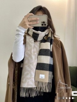 【米色】双面围巾！一面是最新Tb印花一面是经典格子！非常有格调的设计！30cm，50%羊绒50%羊毛！是高雅艺术的魅力体现！围巾款式男女通用、更可做情侣款！颜色搭配极为高端大气上档次！料子柔和，特别有立体感，戴起来效果超级好看！随便搭配就可以、一条当2条用！非常划算又百搭！官方2色，每一个颜色搭配都恰到好处！既简约大气又非常有魅力的一个设计！！