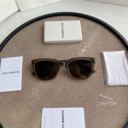 KUN - 0004 系列 CRYSTAL CLEAR系列太阳镜。镜框采用板材材质，搭配高清尼龙镜片。经典的方型镜框与利落的线条，打造出结构分明的简约造型。两侧镜腿前端巧妙增添“能量水晶”装饰钉，百搭廓形更添精致细节正面 148mm, 镜脚 149mm 宽度 54.5mm, 高度 43mm 鼻梁 22mm秘特殊渠道货源秘㊣配图片白色独家全套包装(礼品袋+发票+外盒+内盒+眼镜布+磨砂镜腿袋)