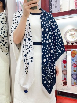 LV新款暗纹提花印花丝绒披肩~~好好看啊！！！！面料非常柔软，上面都是有暗纹老花提花的，光影下logo若隐若现特别有质感！！！绝对是大牌才有的调调和品质！！！图案设计上，简约高级，展现经典元素的玩趣一面！尺寸规格：cm 高端真丝羊毛披肩！