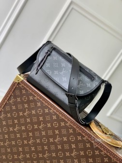 LV M12681 Pulse 邮差包 Monogram Eclipse 帆布，带拉链外袋