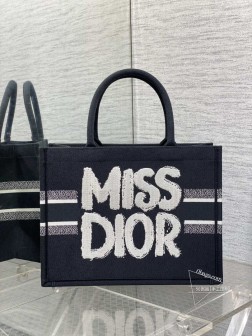 DIOR Tote最新春夏系列MissDior刺绣图案夏日气息扑面而来高级的拼色,标志性的字母超大容量的设计 ,凹造型神器 时尚精必入款,容量也是妥妥的各种杂物往里面丢就好了size361828cm