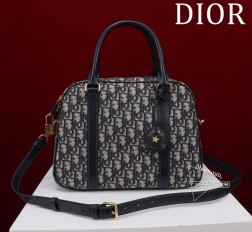 DIOR D-Vibe 大号保龄球包帆布款式简约时尚。采用蓝色 Oblique 印花面料精心制作点缀以同色调皮革细节搭配别具一格的皮革钥匙包镌刻以 Christian Dior Paris 标志并点缀以金色饰面金属星星。随挂钥匙可打开拉链挂锁宽敞的隔层设有一个插袋和一个拉链口袋,可收纳各种日常用品。大号款式,实用设计搭配皮革顶部手柄和可调节可拆卸的皮革肩带,可手提、肩背或斜挎。尺寸:31 x 22.5 x 11.5 厘米型号 M1341、 独家实物拍摄 配送全新包装礼盒