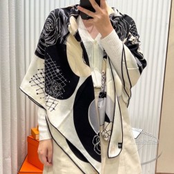  CHANEL【山茶花】羊绒方巾 【高端 大爱 纯羊绒 婴儿触感舒服到飞 女人尤物 货极少 四季都可以用 真心美的让人非常非常心动 上身效果简直美翻了 品质非常完美 整个围巾给人大牌气场的同时又非常精致秀丽 绝对值得入手的新款 实物一拿到就会庆幸自己是女人的绝美好货 值得品鉴 完美气质品味Ditails首选 尺寸：cm，70%羊绒+30%真丝