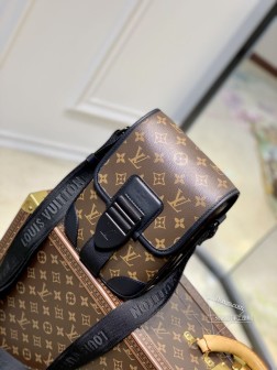 LV M46442 Archy Messenger PM包，Monogram Mac材质，紧凑设计