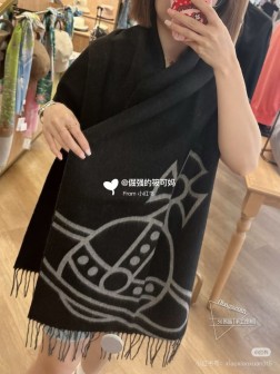 西太后超美新款双面围巾！超级推荐入手！质感好货！据说超难买哦！！做工非常精致，很有分量，我们的 格真的超级值！这个围巾最大的感触就是超级柔软舒服，并且很有空气蓬松感！！！质感真的太美了！数量有限，不保证随时有货~只要经济允许，任意收！！狂不挑人，狂气质！谁围谁有气质！！真的希望大家不要错过这样的款式。 规格，50xcm，双面 羊毛加棉