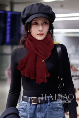  皮雅娜【LP荷叶边羊绒披肩】LP羊绒世家，羊绒界的新贵，只做最好的皮雅娜自己可以去看看哦，他家的价格估计会让你却步，太贵了，简直是贵族的价格。此款花边点缀款式新颖并且具有超高羊绒品质才会被此品牌青睐这种羊绒精品围巾是市场上及其少见的，真是超级高端货只有这种大品牌才会拥有时尚装饰，环绕颈间大方得体。简单而不简陋，清淡而不失装饰。材质：%最顶端野山羊绒