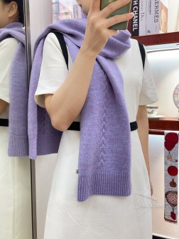 超级保暖Chanel秋冬新款！！！我能保证的是上身一定会喜欢，老友闭眼入，羊绒和重工亮片刺绣的产物，欢喜！！！搭配一切，HOLD住一切，一披，拽得我的啊！！！！！太显档次，太显好了！！！上身效果更是贵妇级别的美，将女性的高级，高端简直展现到极致！！！正反面材质这样的结合真心是纯粹的高级和时髦感，气质太有品味！！24的尺寸，非常有气场！！两个色。