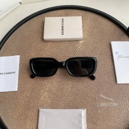 最新款MM106 系列 Maison Margiela - MM106 Maison Margiela x Gentle Monster 2024联名系列太阳镜。镜框采用板材材质，圆润的线条和结构分明的前框巧妙结合，形成微妙平衡。镜腿处四角缝线标识定格经典。镜片提供有效UV防护。两个品牌审美交叠间打造出独具实验性与先锋感的联名系列。正面 146.6mm, 镜脚 146mm宽度 53.8mm, 高度 35.1mm鼻梁 22mm秘特殊渠道货源秘㊣配图片2024最新白色独家全套包装(礼品袋+发票+外盒