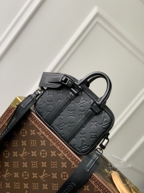 LV M82770 黑色压花全皮迷你男包 NANO PORTE DOCUMENTS VOYAGE