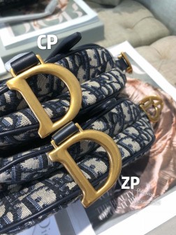 DIOR 先看一下我们的五金对比 :马鞍包的五金是介于亮面与复刻之间不会过于黯淡 中和过后明亮度也刚刚好 为了更方便区分出品对比拍摄时没有拆掉保护膜相似度能到几成 老铁们用心感受