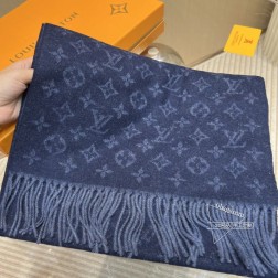 Lv围巾 男士福利 好看的要疯掉了，太有型太有魅力了 非常斯文时尚的秋冬单品！真的很喜欢，非常Classical的男款设计。男人的东西少而精 %羊绒，手感真的绝了 上身效果真的随便怎么围都好看！！这种款式真的闭着眼买，任何年龄层都轻松驾驭！！！30168cm