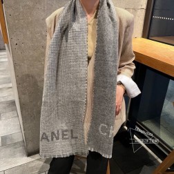  香奶奶尾单经典款羊绒披肩【双C千鸟格双拼长巾】，直接出欧洲的，正儿八经的正品订单…和大货一起出来，不用多流弊的文字，它是全世界最好的Chanel，羊绒柔软至极，上身才会知道它的美，大牌范十足。经典logo与千鸟格双拼风格，F货根本仿不来哦…永远不出错的出场方式，既使再过多少年都是如此，TA的高级与优雅，被设计师发挥到淋漓尽致，美得令人心醉神往，永不过时 极品精英高手级别的时髦感披肩 这款Chanel的款，实物真的越看越爱，越看越时髦，越看越喜欢，非常有份量和垂感，无敌无敌好造型 美的不要不要的